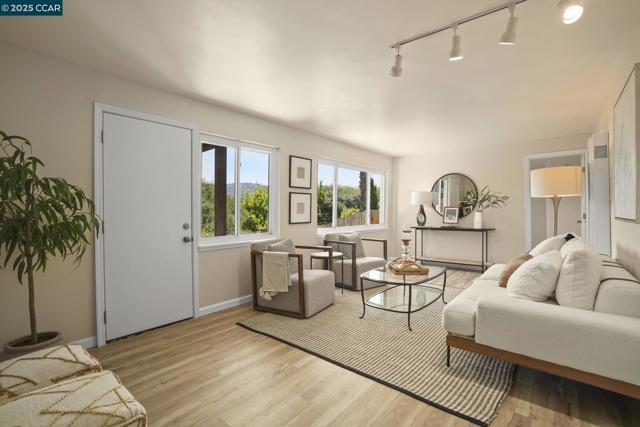 2835 Stephen Dr, Richmond CA: https://media.crmls.org/mediaz/600c960b-94e8-41a6-8659-2c551d2f6622.jpg