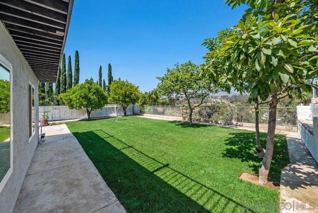 13765 Celestial Rd, Poway CA: https://media.crmls.org/mediaz/600cae87-083a-48e2-a1bb-959a8a6a2c57.jpg