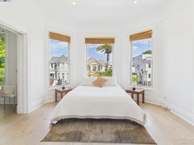 1709 Myrtle St, Oakland CA: https://media.crmls.org/mediaz/600e61a0-e8f4-4813-b17f-13897b4eecc8.jpg