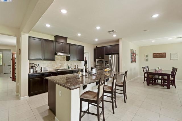 247 N Menlo Park Ct, Mountain House CA: https://media.crmls.org/mediaz/600f30bd-5b4d-4286-9c14-4fc93b9e3d20.jpg
