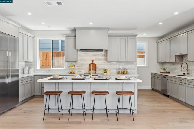 951 Yorkshire Ct, Lafayette CA: https://media.crmls.org/mediaz/600f7f80-93d8-4539-bdbd-b6416c8ef77d.jpg