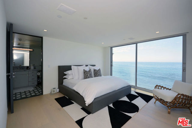 26122 Pacific Coast Highway, Malibu CA: https://media.crmls.org/mediaz/600fc4f6-6643-43d9-aa33-4e6c21dcbd27.jpg