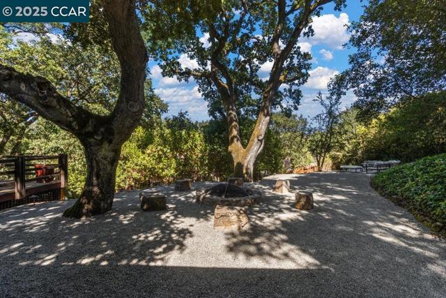 39 El Toyonal, Orinda CA: https://media.crmls.org/mediaz/600fd03f-6ffc-4b13-afc7-cd2cfaa6aca7.jpg