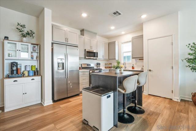 5464 Shorefront Dr, San Diego CA: https://media.crmls.org/mediaz/6010a8dd-8178-455b-a47c-287d7cdd8a00.jpg