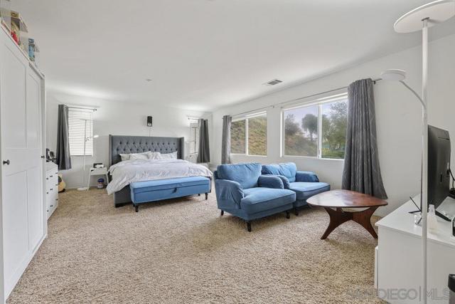 2176 Pointe Pkwy, Spring Valley CA: https://media.crmls.org/mediaz/6010f9d5-4024-4c99-8300-390befcc3673.jpg