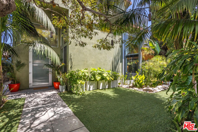 2336 Boone Avenue, Venice CA: https://media.crmls.org/mediaz/6011c3d7-16b8-4f01-9460-5d2e5236278c.jpg
