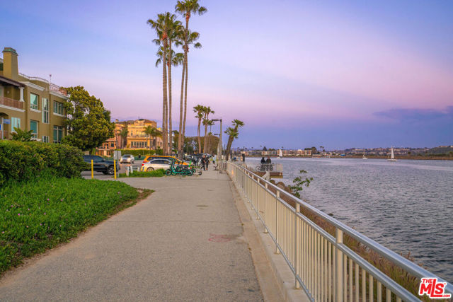 5515 Pacific Avenue, Marina del Rey CA: https://media.crmls.org/mediaz/6011eab7-f34a-4aa8-86f1-d15bd9744182.jpg