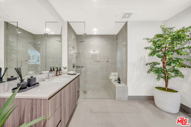 724 N Croft Avenue, Los Angeles CA: https://media.crmls.org/mediaz/60127be7-4c54-48ea-85c3-0b4b33833ad4.jpg