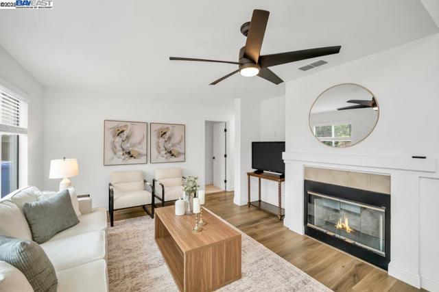 9193 Bungalow Way, Elk Grove CA: https://media.crmls.org/mediaz/60130e3c-e91b-476d-9825-e5d4c60ebac6.jpg