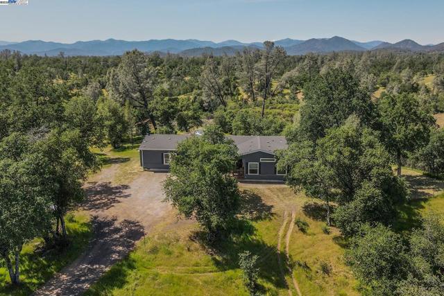 21679 Squaw Grass Trail, Redding CA: https://media.crmls.org/mediaz/60137d99-1469-4648-85ce-474adb9c4ecc.jpg