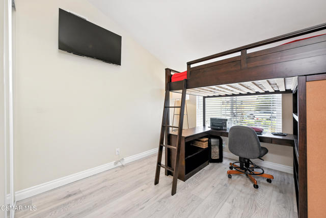 2063 Woodglen Street, Simi Valley CA: https://media.crmls.org/mediaz/6013a4dc-68a3-44f3-9c46-10f5605b32e1.jpg
