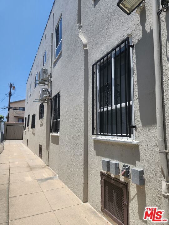517 N Serrano Avenue, Los Angeles CA: https://media.crmls.org/mediaz/6013aab8-00ee-42c7-8003-0ab03366a667.jpg