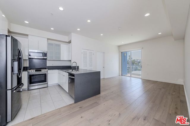 105 S Mariposa Avenue, Los Angeles CA: https://media.crmls.org/mediaz/6014c005-eae1-46da-88c5-be291f63372b.jpg