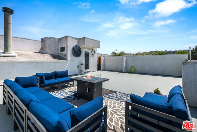 4326 Babcock Avenue, Studio City CA: https://media.crmls.org/mediaz/6014de5b-abaf-4027-9ed4-3e66642b7961.jpg