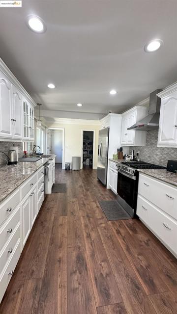 706 Lakeside Ct, Danville CA: https://media.crmls.org/mediaz/60156964-3e3b-4276-827e-d4de9ede7b83.jpg