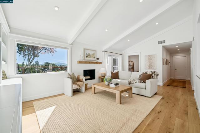 31 Ascot Place, Moraga CA: https://media.crmls.org/mediaz/60158ada-79bd-4923-b9a1-4b2a094290fd.jpg