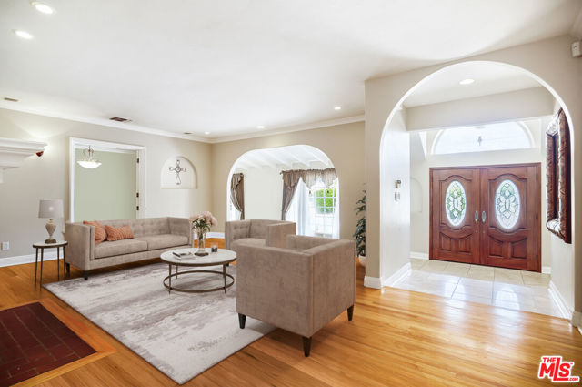 10655 Camarillo Street, Toluca Lake CA: https://media.crmls.org/mediaz/6016e35c-e9d0-4165-80f9-ee253794ffdf.jpg