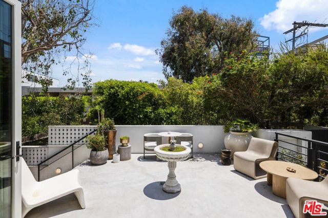15 Reef Street, Marina del Rey CA: https://media.crmls.org/mediaz/6017d338-f6bb-4091-aec9-1ac8bef99ee0.jpg