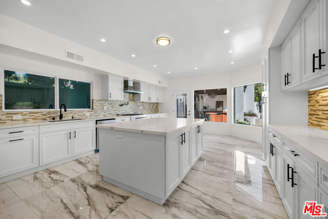 941 Yale Street, Santa Monica CA: https://media.crmls.org/mediaz/6017d9fd-74ed-49b7-bc41-3106f6a50e42.jpg