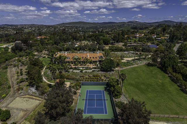 5305 La Crescenta, Rancho Santa Fe CA: https://media.crmls.org/mediaz/60180a52-5189-4cf1-897f-84eb74cd11c3.jpg
