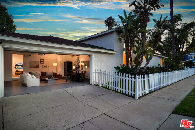 4476 Calhoun Avenue, Sherman Oaks CA: https://media.crmls.org/mediaz/60183b58-76b6-467d-ae7a-316baa449c6e.jpg