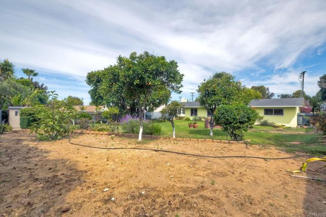 1639 Tamarack Avenue, Carlsbad CA: https://media.crmls.org/mediaz/60195173-66db-4d37-808c-7a6f9ffb5cb0.jpg