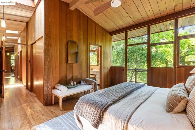 1 Kittiwake Rd, Orinda CA: https://media.crmls.org/mediaz/601978d6-808d-4236-959d-3ffa8fb4708c.jpg