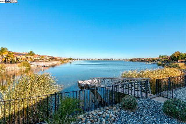1440 Riva Trigoso Dr, Manteca CA: https://media.crmls.org/mediaz/6019d0c7-0f46-4844-be52-609a19dd304c.jpg