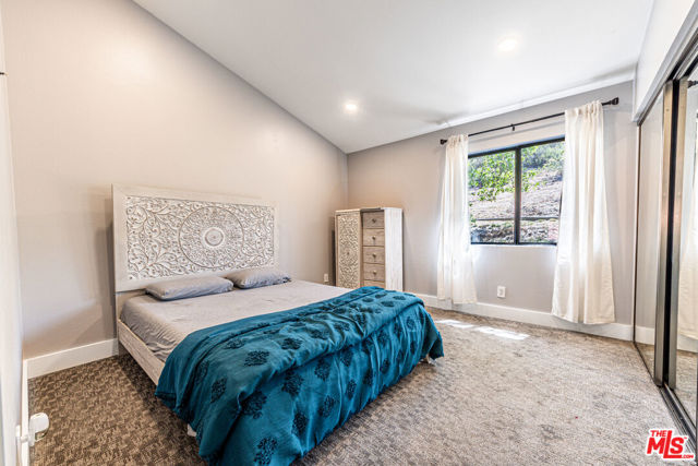 20055 Avenue Of The Oaks, Newhall CA: https://media.crmls.org/mediaz/6019d95a-1549-4800-9c23-378205015477.jpg