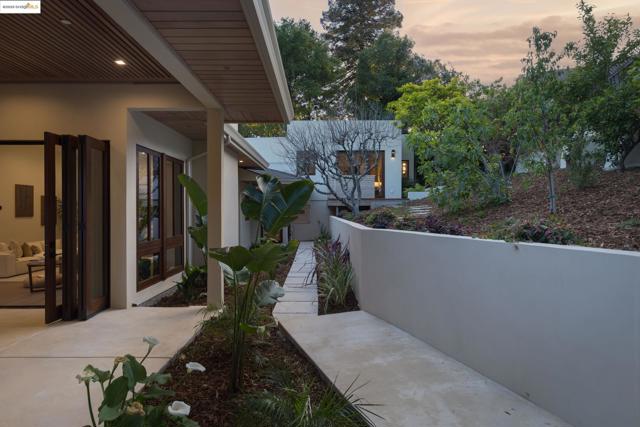 30 Lincolnshire Dr, Oakland CA: https://media.crmls.org/mediaz/601adc80-15d0-4fdc-83ac-97952692eec6.jpg