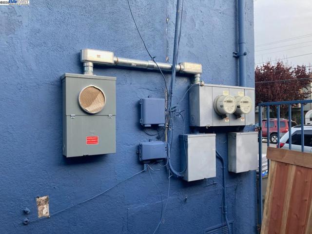1050 37Th St, Oakland CA: https://media.crmls.org/mediaz/601b4468-8603-45a6-bace-bec142374415.jpg