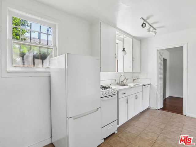 1236 North Gardner Street, 1236 1/2 photo 7