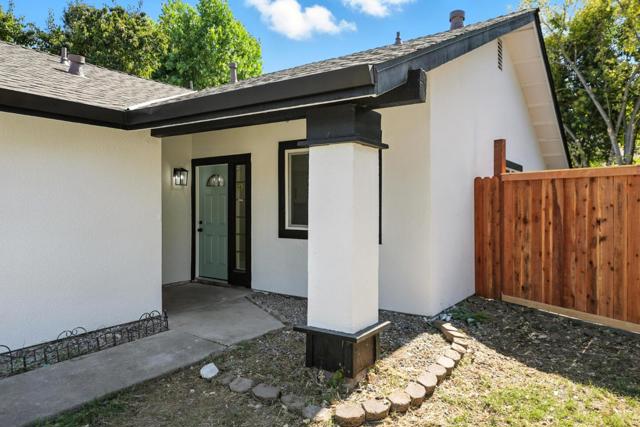 1190 Rio Norte Way, Sacramento CA: https://media.crmls.org/mediaz/601c99ed-e9f0-475e-a622-091c4a1fc720.jpg