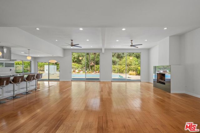 4207 Michelangelo Avenue, Woodland Hills CA: https://media.crmls.org/mediaz/601ca4ab-fd7e-4e32-bb9e-5cdc40b60f46.jpg