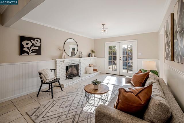 1498 Delaware Dr, Concord CA: https://media.crmls.org/mediaz/601d4941-f97f-476e-aff0-b4943125e8d8.jpg