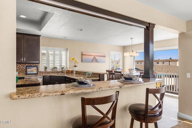 Kitchen bar area