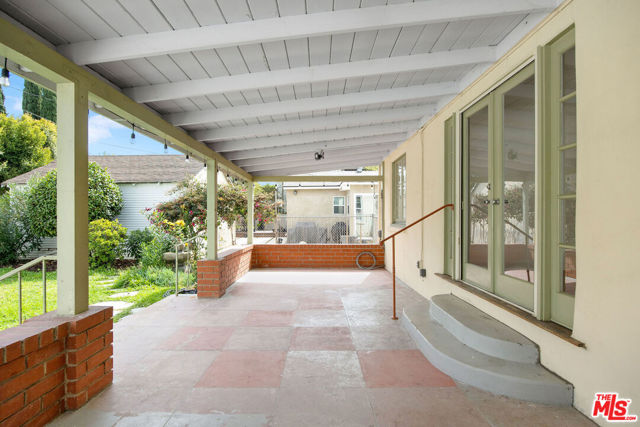 614 S Orange Drive, Los Angeles CA: https://media.crmls.org/mediaz/601e12ba-58da-4360-af8e-15cdfbd49dfa.jpg