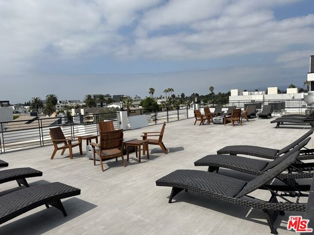 11800 Courtleigh Drive, Los Angeles CA: https://media.crmls.org/mediaz/601e67c0-8dbb-4d1a-9a13-917718e040e6.jpg