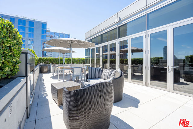 1155 S Grand Avenue, Los Angeles CA: https://media.crmls.org/mediaz/601ed359-5701-4c33-a461-75bd5ccddd1d.jpg