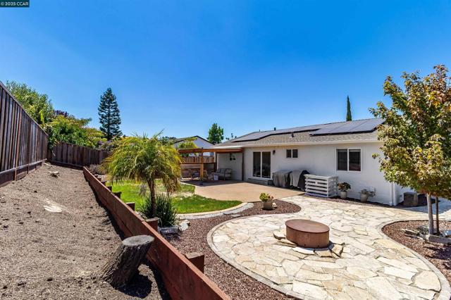 1349 Montana Dr, Concord CA: https://media.crmls.org/mediaz/601f89d8-4bd2-4f50-81d0-37e60eac908c.jpg