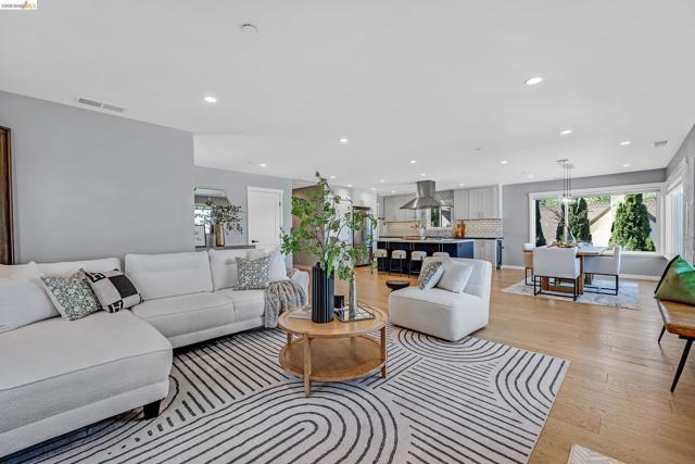 1424 Sunnyslope Ave, Belmont CA: https://media.crmls.org/mediaz/6020851c-a2bd-4aeb-a0f4-fc99afca1181.jpg