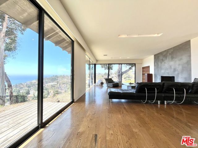 16959 Dulce Ynez Lane, Pacific Palisades CA: https://media.crmls.org/mediaz/6020bf73-f047-4279-8a33-77350521cda5.jpg