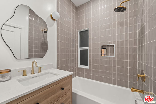509 1/2 N Hobart Boulevard, Los Angeles CA: https://media.crmls.org/mediaz/6022567f-e7fe-4613-b39a-8c706f95fd2c.jpg