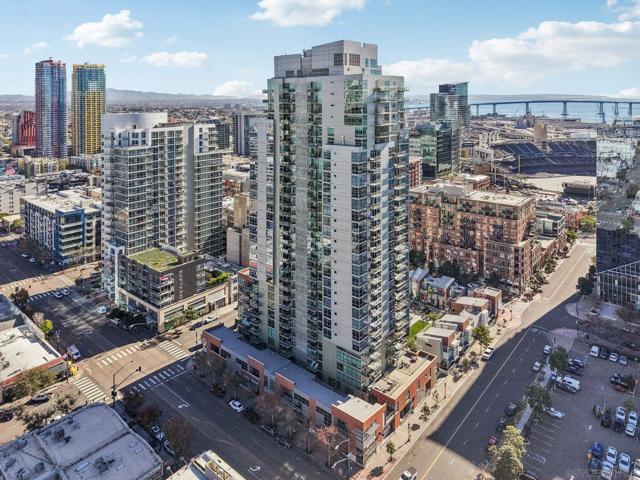800 The Mark Ln, San Diego CA: https://media.crmls.org/mediaz/60227681-e073-4ccb-85ed-ea462c80e715.jpg