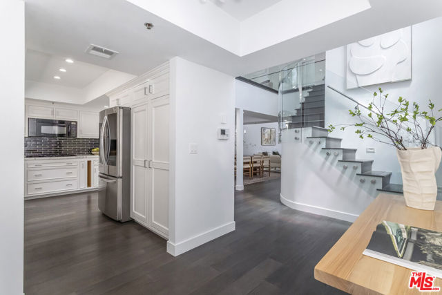 410 S Barrington Avenue, Los Angeles CA: https://media.crmls.org/mediaz/6022bd17-f28d-4931-ae8c-806a5b9e5e9e.jpg