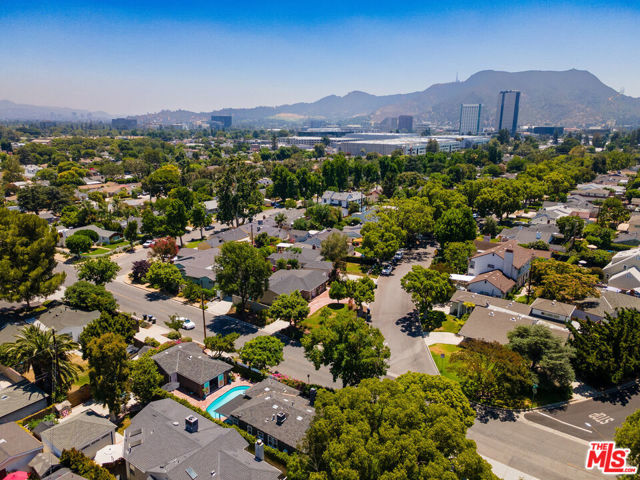 800 N Rose Street, Burbank CA: https://media.crmls.org/mediaz/6023d35d-c7dc-4f7a-b347-15413982c9d4.jpg