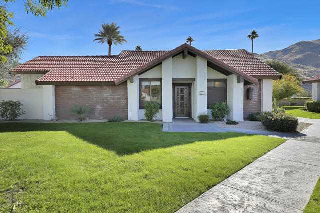 2545 Miramonte W Circle, Palm Springs CA: https://media.crmls.org/mediaz/60265696-2b49-4150-a6a5-c63061fa836d.jpg