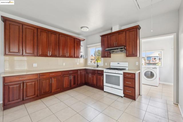 1810 Adeline St, Oakland CA: https://media.crmls.org/mediaz/6027b810-2507-4dd0-b539-d1b38a301d8d.jpg