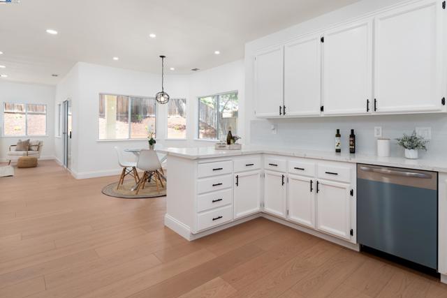 3846 Sheffield Cir, Danville CA: https://media.crmls.org/mediaz/60283b2f-cf2e-4b05-a70f-d8f790337406.jpg