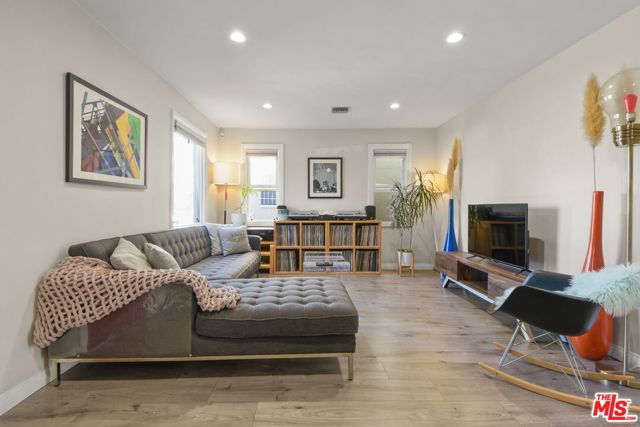 1656 S Rimpau Boulevard, Los Angeles CA: https://media.crmls.org/mediaz/60287ac3-813e-4045-8bea-dcfca5881e79.jpg